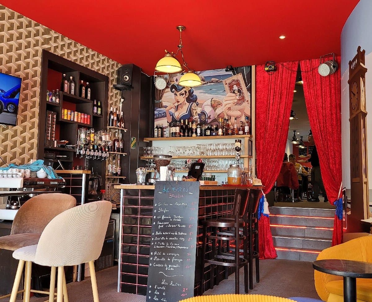 Le comptoir et les rideaux rouges du Bouillon Sablais